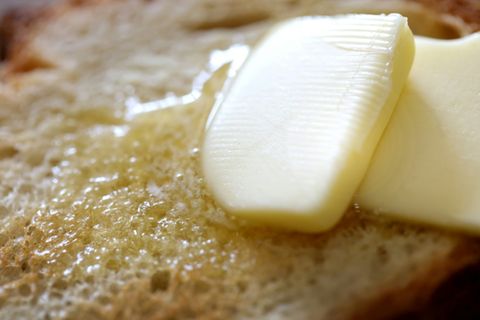 Butter zerläuft auf einem Toast