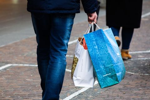 Die Verbraucher halten sich mit Weihnachsteinkäufen noch zurück. (Foto-Archiv) Foto: Philipp von Ditfurth/dpa