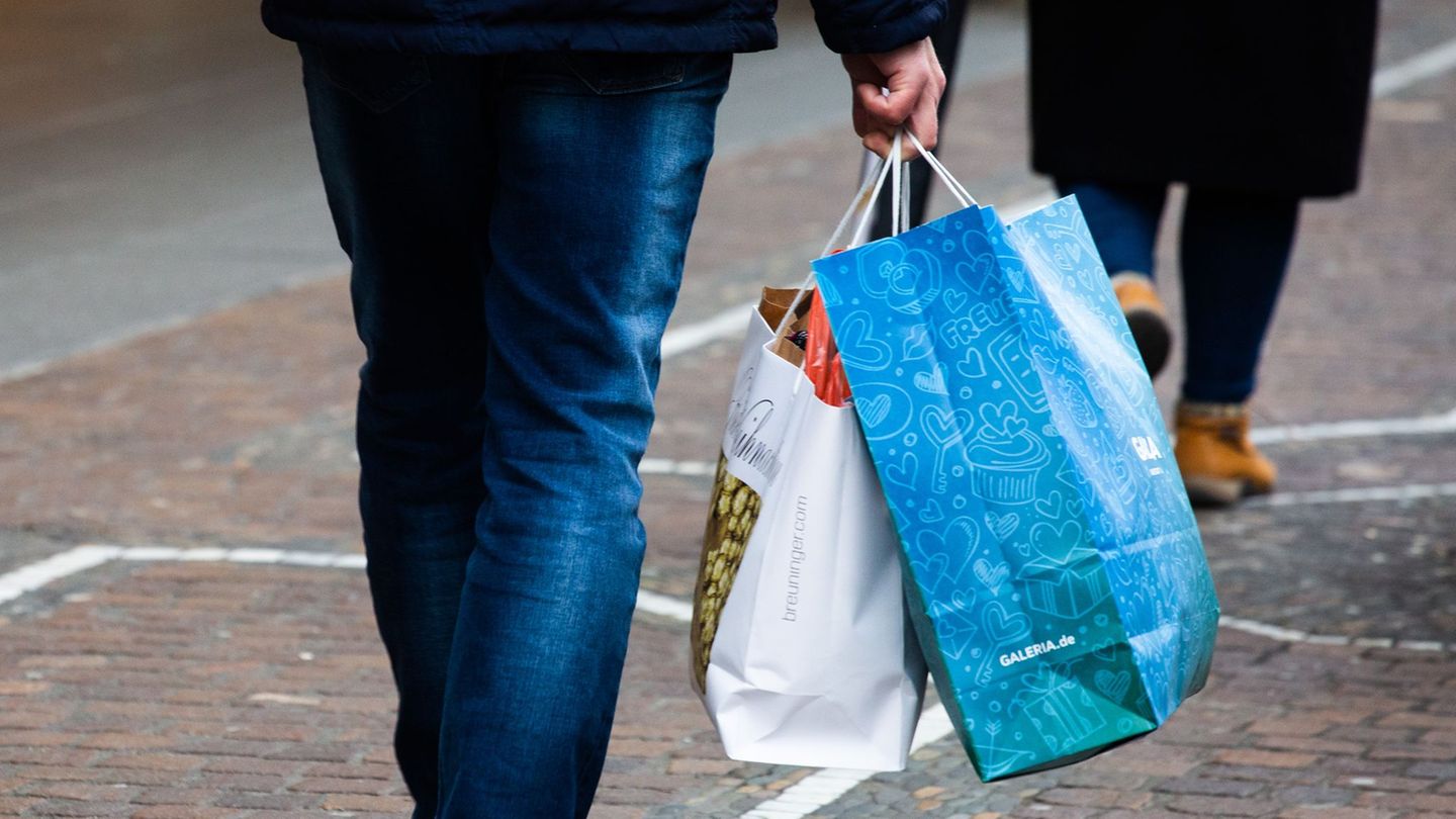 Weihnachtsgesch-ft-Adventszeit-Kunden-halten-sich-beim-Einkaufen-noch-zur-ck