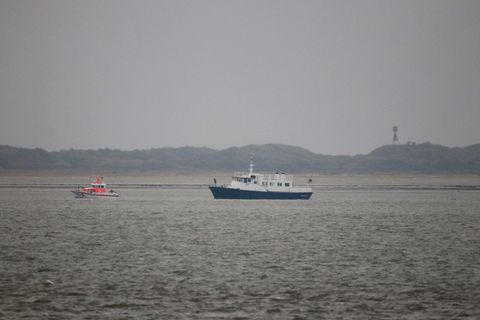Seenotretter haben Passagiere eines festgefahrenen Beerdigungsschiffes vor Juist geborgen und auf das Festland gebracht. Foto: V