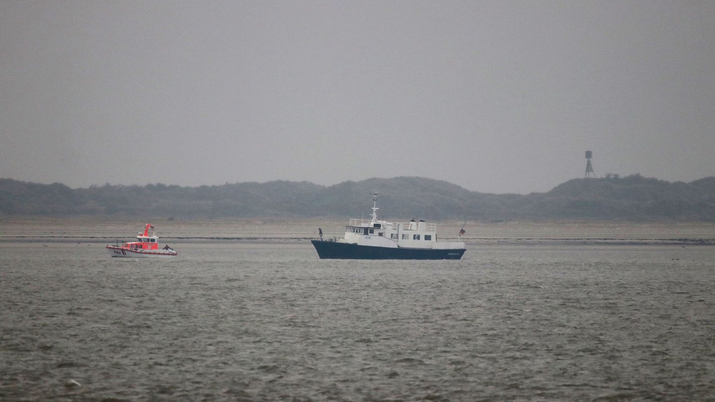 Seenotretter haben Passagiere eines festgefahrenen Beerdigungsschiffes vor Juist geborgen und auf das Festland gebracht. Foto: V