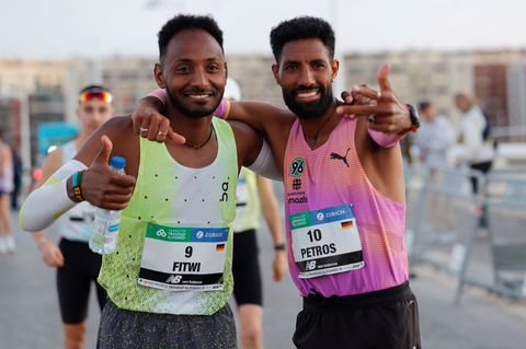 Amanal Petros (r) nahm Samuel Fitwi (l) den deutschen Marathon-Rekord wieder ab. Foto: David Gonzalez/dpa