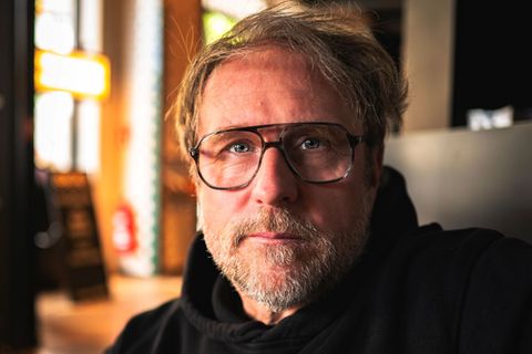 Im ARD-Film "Prange – Man ist ja Nachbar" spielt Bjarne Mädel den Titelhelden in einem Weihnachtsfilm der besonderen Art. Die Menschen in dieser Hamburger Mietshaus-Tragikomödie sind Singles oder Suchende.