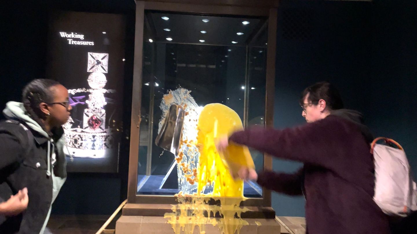 im-tower-of-london-kuchenprotest-im-tower-aktivisten-attackieren-kronjuwelen