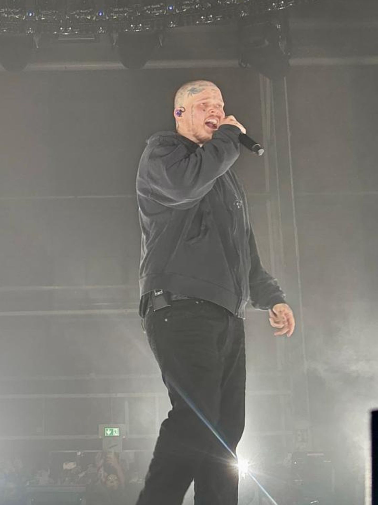 Sierra Kidd am Samstagabend in Papenburg. Er trägt Glatze und Tattoos und singt in ein Mikro