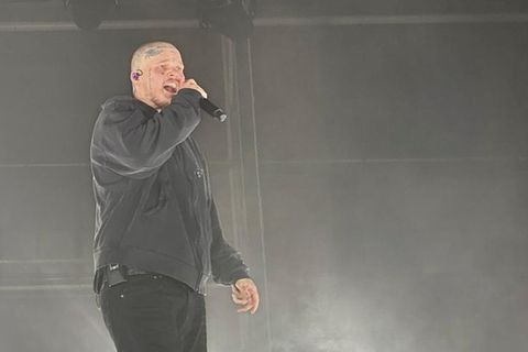 Sierra Kidd am Samstagabend in Papenburg. Er trägt Glatze und Tattoos und singt in ein Mikro