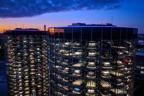 Zur Auslieferung bereite Autos von VW in Wolfsburg