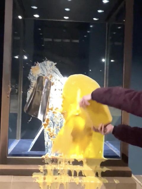 Aktivisten bewerfen die Britische Staatskrone mit Desserts