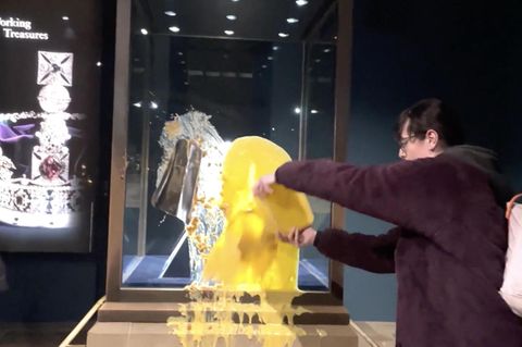 Aktivisten bewerfen die Britische Staatskrone mit Desserts