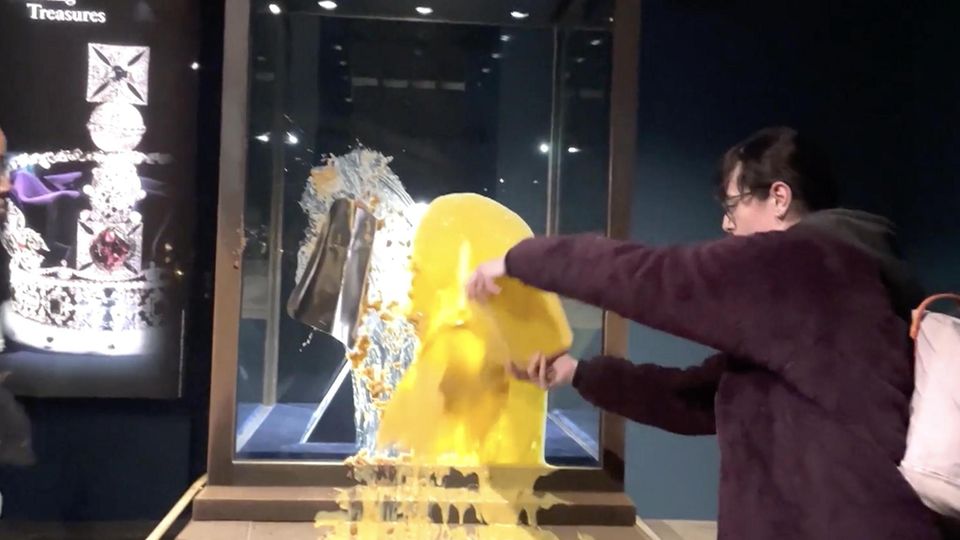 Aktivisten bewerfen die Britische Staatskrone mit Desserts