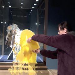 Aktivisten bewerfen die Britische Staatskrone mit Desserts