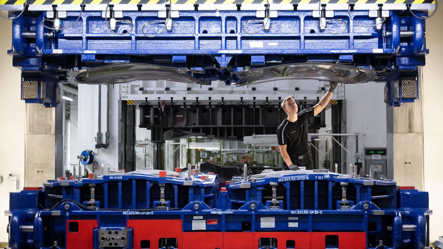 Vorgesehen ist bisher, dass die Körperschaftsteuer ab 2028 schrittweise sinkt. (Symbolbild) Foto: Sebastian Kahnert/dpa