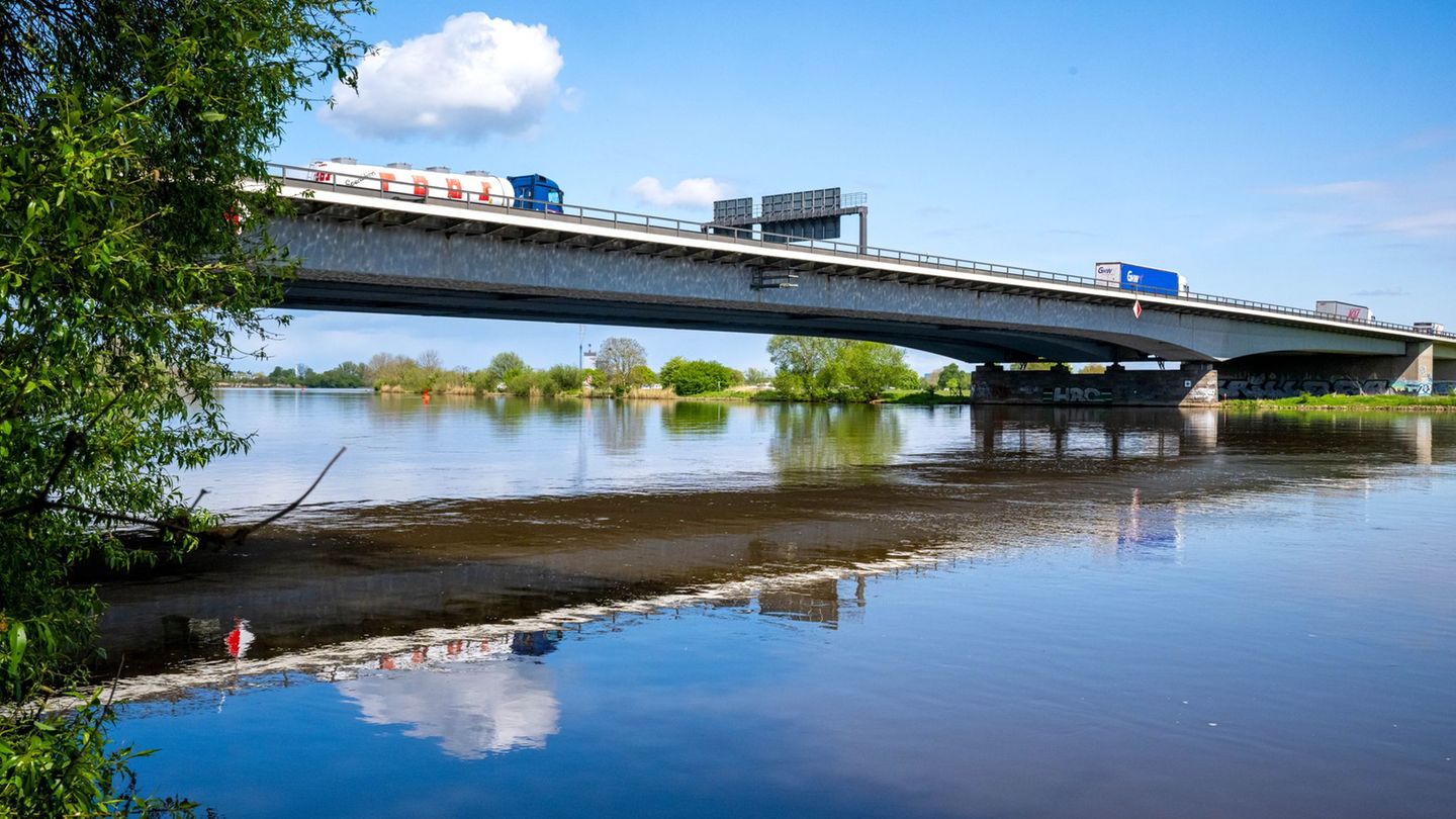 Auf der Weserbrücke der A1 bei Bremen verliert ein Sattelzug seinen Auflieger. (Archivbild) Foto: Sina Schuldt/dpa