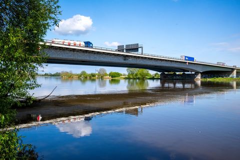 Auf der Weserbrücke der A1 bei Bremen verliert ein Sattelzug seinen Auflieger. (Archivbild) Foto: Sina Schuldt/dpa