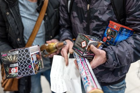 Der Umgang mit Feuerwerk ist nicht ungefährlich. (Symbolbild) Foto: Frank Hammerschmidt/dpa