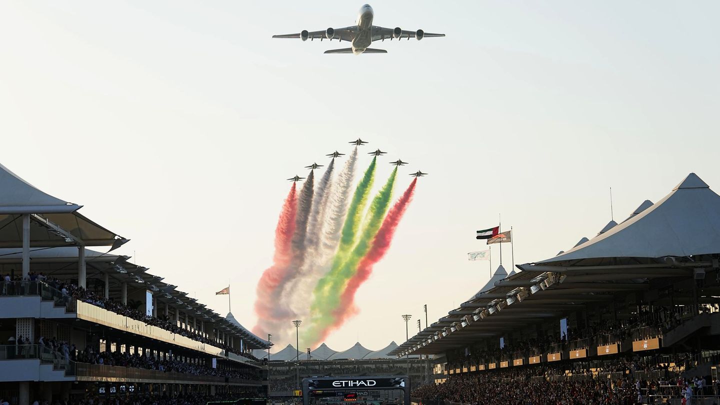 Ein Team von Kunstfliegern passiert vor dem Großen Preis von Abu Dhabi der Formel 1 über die Yas-Marina-Rennstrecke