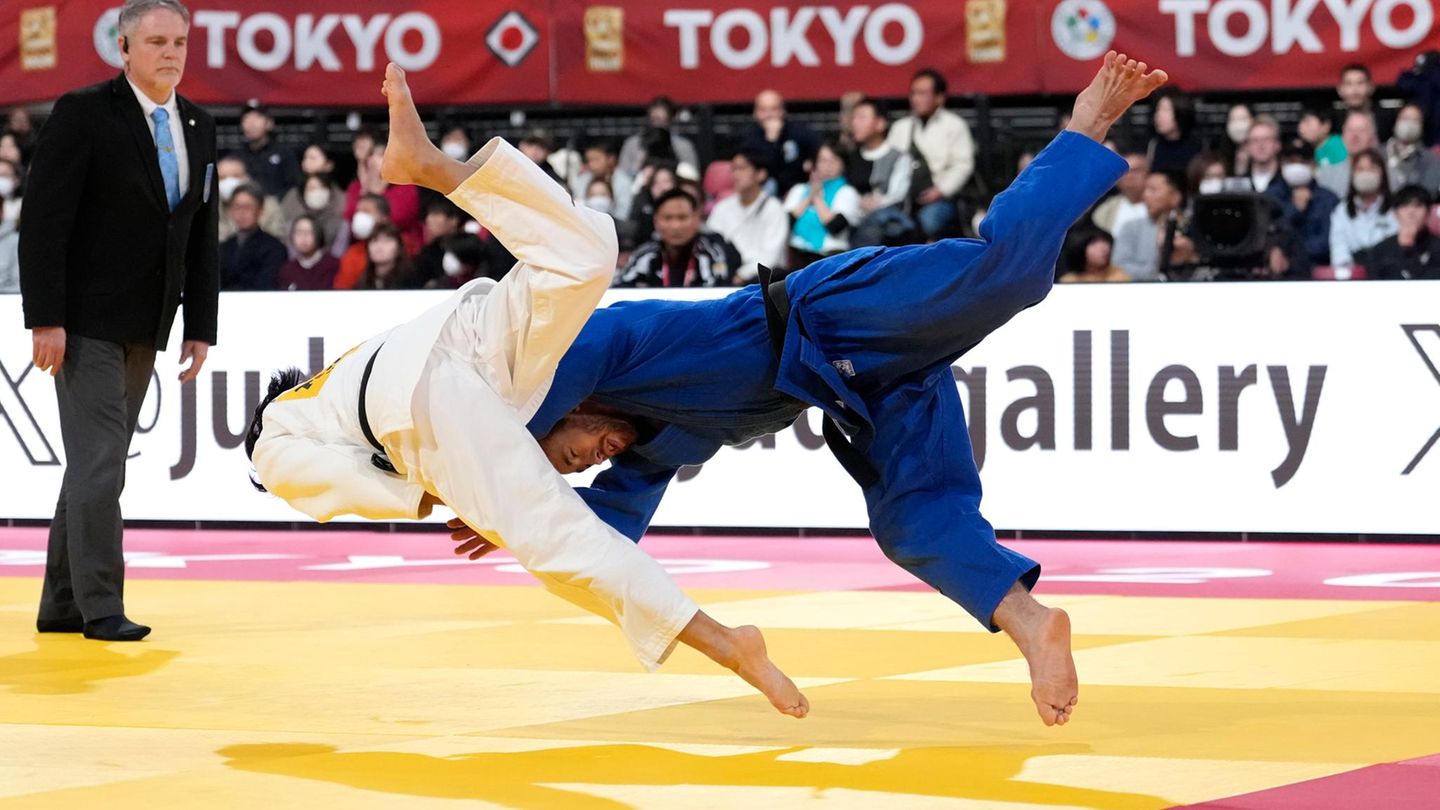 Tokio, Japan. Ivan Chernykh aus Russland (blau) kämpft gegen Takeshi Takeoka aus Japan am zweiten Tag des Judo-Grand-Slam in der Tokyo-Metropolitan-Arena