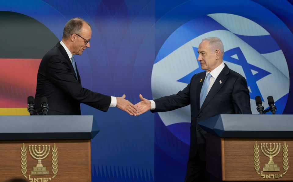 Friedrich Merz und Benjamin Netanjahu reichen sich die Hand