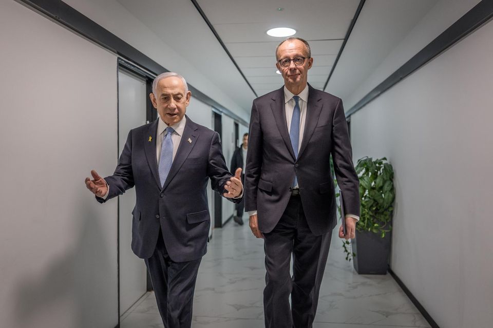 Eine "towering person" wird Netanjahu (l.) Kanzler Merz (r.) später nennen: Hier sind die beiden auf dem Weg zur gemeinsamen Pressekonferenz