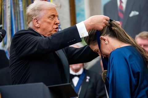 US-Präsident Trump verleiht eine Auszeichnung