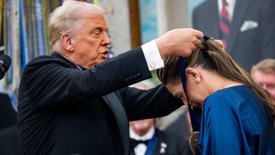 US-Präsident Trump verleiht eine Auszeichnung