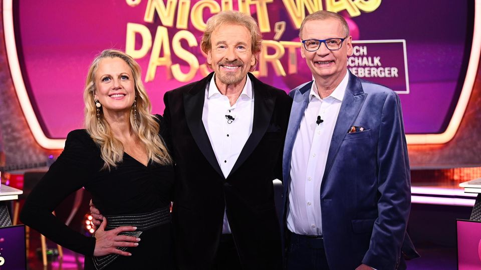 Barbara Schöneberger (l.), Thomas Gottschalk (m.) und Günther Jauch (r.) lächeln in die Kamera