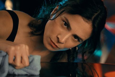 Aylin Tezel in "Die Putzfrau".
