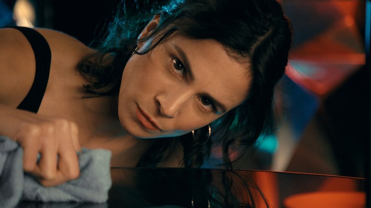 Aylin Tezel in "Die Putzfrau".