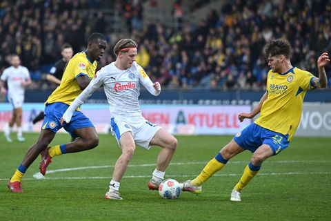 Braunschweig und Kiel trennten sich in einem wilden Spiel 1:1. Foto: Swen Pförtner/dpa