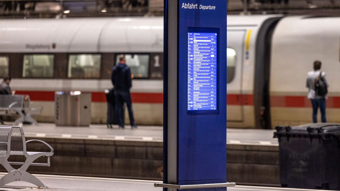 Im November war erneut fast jeder zweite Fernzug verspätet unterwegs. (Archivbild) Foto: Thomas Banneyer/dpa