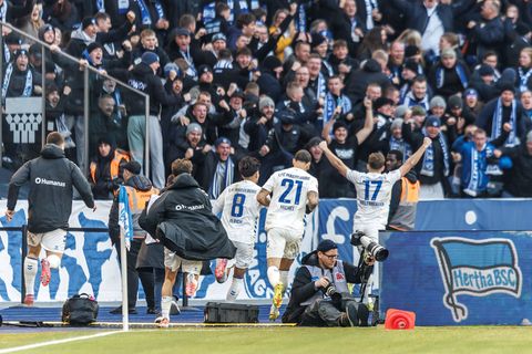 Alexander Nollenberger (r, 1. FC Magdeburg) jubelt mit Teamkollegen nach seinem Treffer zum 0:1 vor den Fans. Foto: Andreas Gora