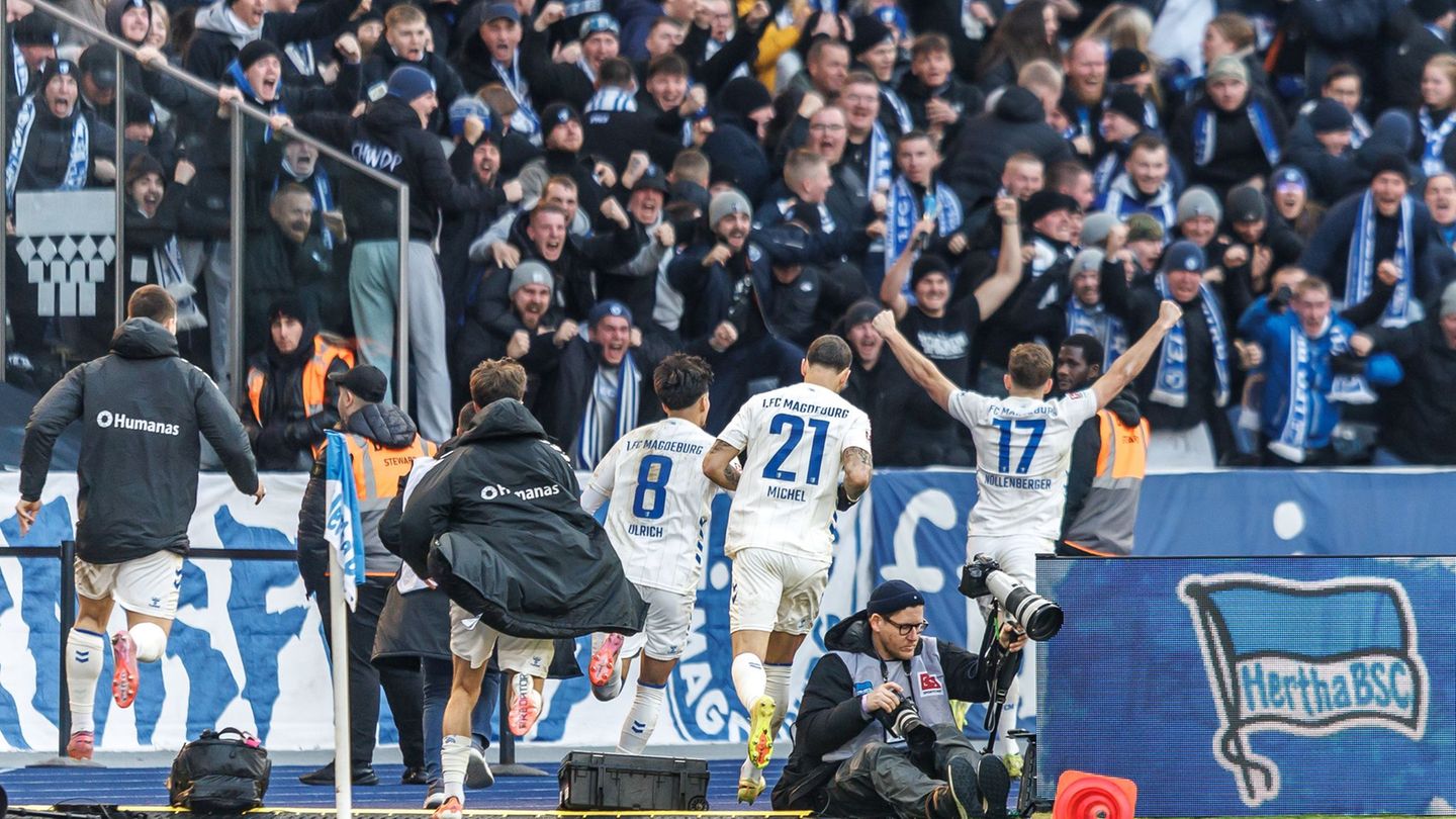 Alexander Nollenberger (r, 1. FC Magdeburg) jubelt mit Teamkollegen nach seinem Treffer zum 0:1 vor den Fans. Foto: Andreas Gora