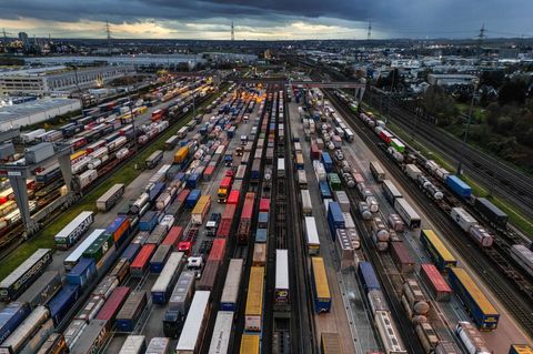 Auf dem Umschlagbahnhof Köln Eifeltor sind am Samstag zwei Menschen bei einem Arbeitsunfall getötet worden. (Archivbild) Foto: O