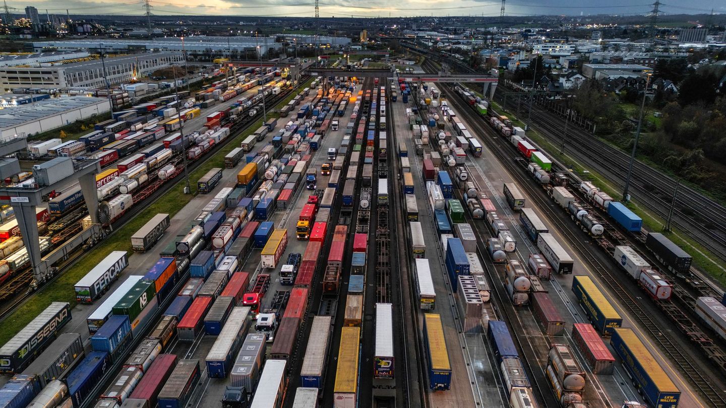 Auf dem Umschlagbahnhof Köln Eifeltor sind am Samstag zwei Menschen bei einem Arbeitsunfall getötet worden. (Archivbild) Foto: O