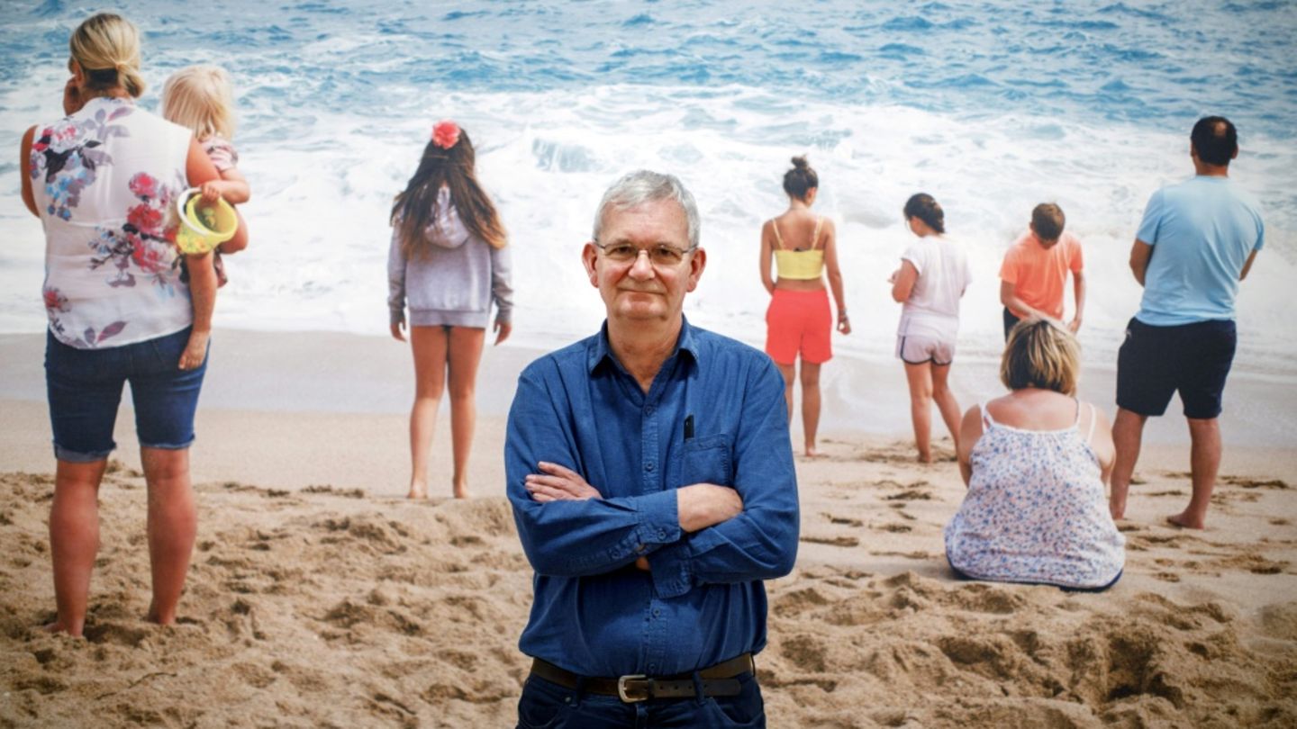 Martin Parr 2019 vor einem seiner Fotos