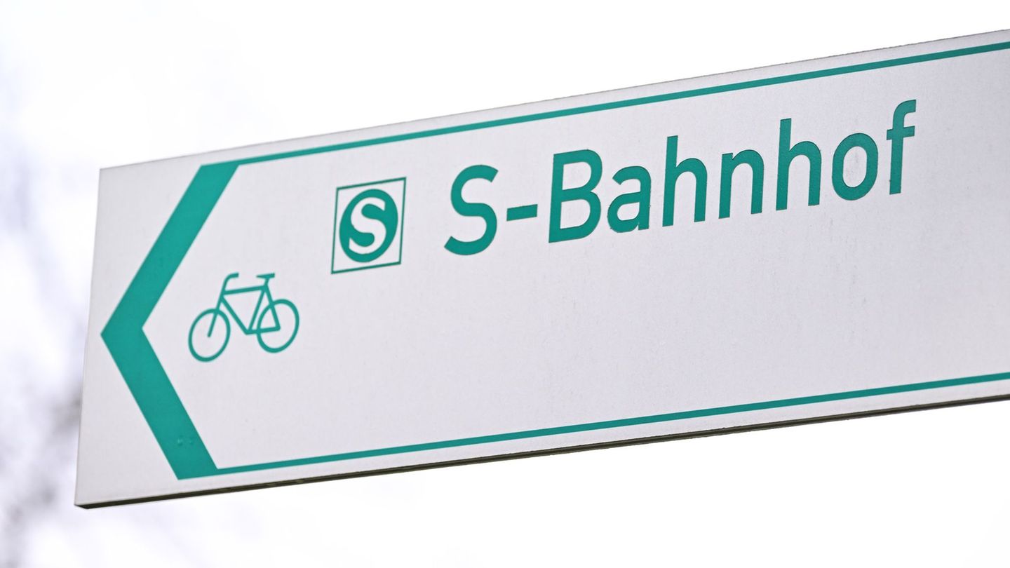 Reisende im S-Bahn-Verkehr brauchen Geduld. (Symbolbild) Foto: Bernd Weißbrod/dpa