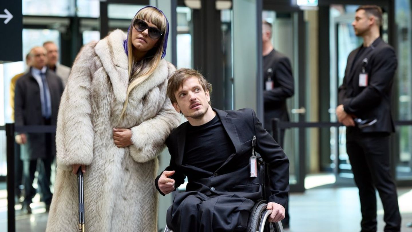 "Gar kein Geld macht auch nicht glücklich": Olivia (Sara Fazilat) und Sammy (Jan Kampmann) haben die Personenkontrolle bei der