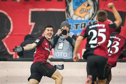 Luka Lotschoschwili (l) bejubelt sein erstes Tor für Nürnberg. Foto: Daniel Karmann/dpa