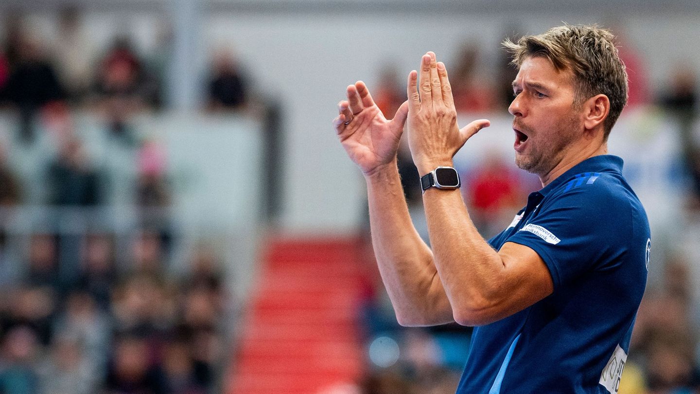 Trainer Christian Prokop und die TSV Hannover-Burgdorf spielten gegen die Füchse Berlin. (Archivbild) Foto: Julius Frick/dpa