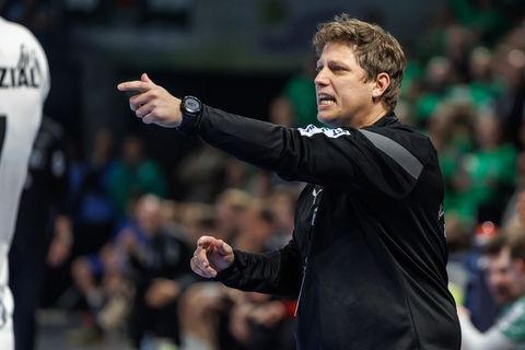 Trainer Nicolej Krickau und die Füchse Berlin spielten in Hannover. Foto: Andreas Gora/dpa