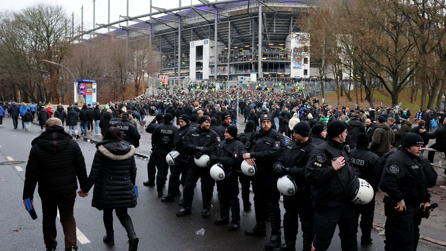 Vor Anpfiff des Nordderbys ist es laut Polizei zu einer gewaltsamen Auseinandersetzung gekommen. Foto: Christian Charisius/dpa