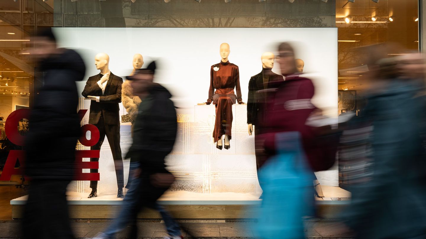 Viele Menschen zog es am ersten verkaufsoffenen Sonntag in der Adventszeit in die Innenstädte Berlins und einiger Brandenburger