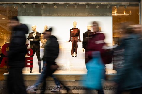 Viele Menschen zog es am ersten verkaufsoffenen Sonntag in der Adventszeit in die Innenstädte Berlins und einiger Brandenburger