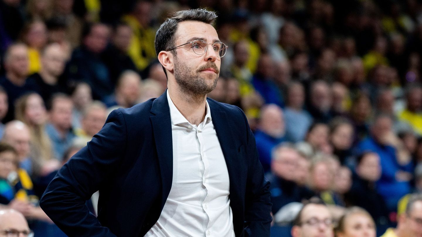 Hamburgs Trainer Benka Barloschky steht enttäuscht am Spielfeldrand. (Archivbild) Foto: Hauke-Christian Dittrich/dpa