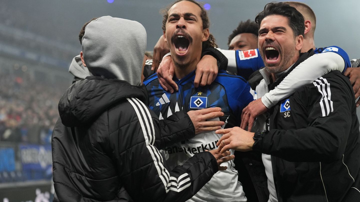 Yussuf Poulsen (M) lässt sich für seinen Siegtreffer feiern. Foto: Marcus Brandt/dpa