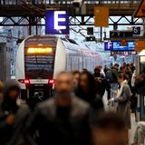 Auch im November war nahezu jeder zweite Fernzug der Deutschen Bahn verspätet unterwegs. Lediglich 54,5 Prozent der Züge kamen ohne größere Verzögerung ans Ziel, wie vorläufige Zahlen der Bahn zeigen. Das ist immerhin eine kleine Verbesserung im Vergleich zum Oktober. Als verspätet gilt ein Zug ab einer Verzögerung von sechs Minuten. Laut Bahn-Chefin Evelyn Palla  soll es um Weihnachten herum etwas besser werden, weil Baustellen pausieren. Sie versprach zugleich zumindest Besserung mit Blick auf die Sauberkeit und Sicherheit.
