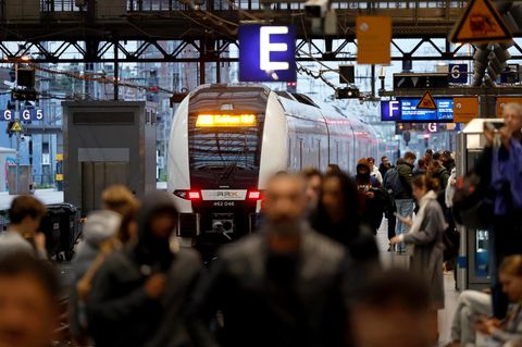 Auch im November war nahezu jeder zweite Fernzug der Deutschen Bahn verspätet unterwegs. Lediglich 54,5 Prozent der Züge kamen ohne größere Verzögerung ans Ziel, wie vorläufige Zahlen der Bahn zeigen. Das ist immerhin eine kleine Verbesserung im Vergleich zum Oktober. Als verspätet gilt ein Zug ab einer Verzögerung von sechs Minuten. Laut Bahn-Chefin Evelyn Palla  soll es um Weihnachten herum etwas besser werden, weil Baustellen pausieren. Sie versprach zugleich zumindest Besserung mit Blick auf die Sauberkeit und Sicherheit.