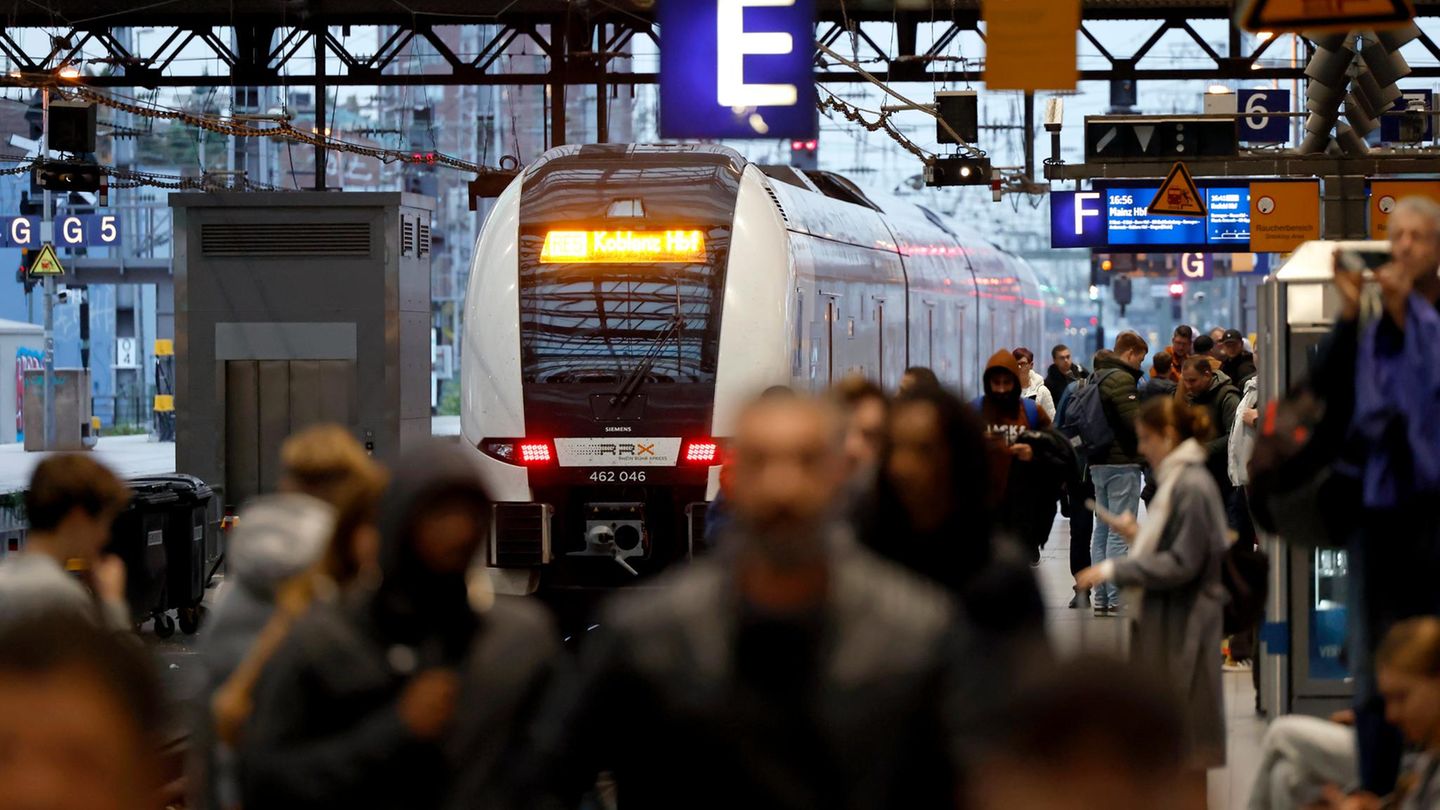 Auch im November war nahezu jeder zweite Fernzug der Deutschen Bahn verspätet unterwegs. Lediglich 54,5 Prozent der Züge kamen ohne größere Verzögerung ans Ziel, wie vorläufige Zahlen der Bahn zeigen. Das ist immerhin eine kleine Verbesserung im Vergleich zum Oktober. Als verspätet gilt ein Zug ab einer Verzögerung von sechs Minuten. Laut Bahn-Chefin Evelyn Palla  soll es um Weihnachten herum etwas besser werden, weil Baustellen pausieren. Sie versprach zugleich zumindest Besserung mit Blick auf die Sauberkeit und Sicherheit.