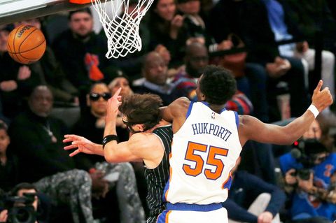 NBA-Star Franz Wagner (links) wird von seinem deutschen Landsmann und Gegenspieler Ariel Hukporti folgenschwer gefoult. Foto: Jo