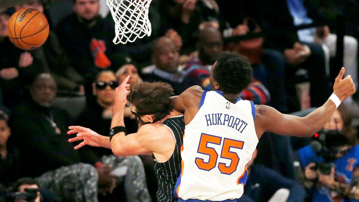 NBA-Star Franz Wagner (links) wird von seinem deutschen Landsmann und Gegenspieler Ariel Hukporti folgenschwer gefoult. Foto: Jo